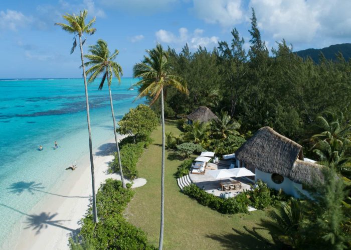 Motu Nao Nao, île privée à Raiatea. Vue aérienne sur la plage, le lagon turquoise et une villa.