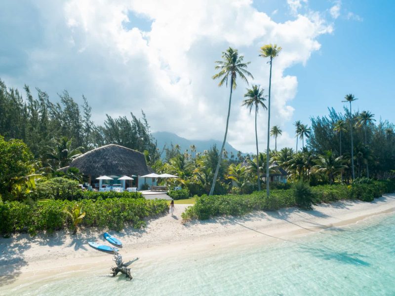 Motu Nao Nao à Raiatea. Vue aérienne de la plage, de la villa et du lagon privé.