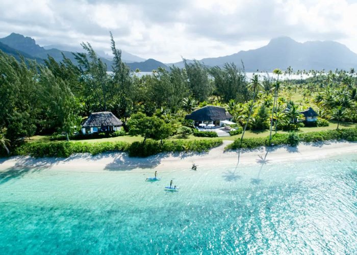 Motu Nao Nao, île privée à Raiatea - vue aérienne sur la plage, le lagon et les villas du motu.