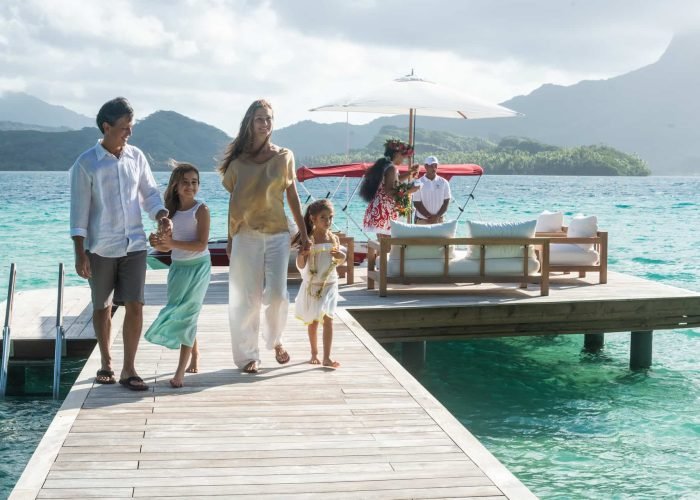 Motu Nao Nao, île privée à Raiatea - famille de 2 adultes et 2 enfants arrivant sur le ponton du motu nao nao.