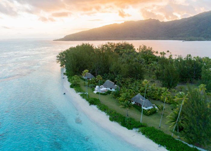 Motu Nao Nao, île privée à Raiatea. Vue aérienne du motu et des 3 villas au coucher du soleil.