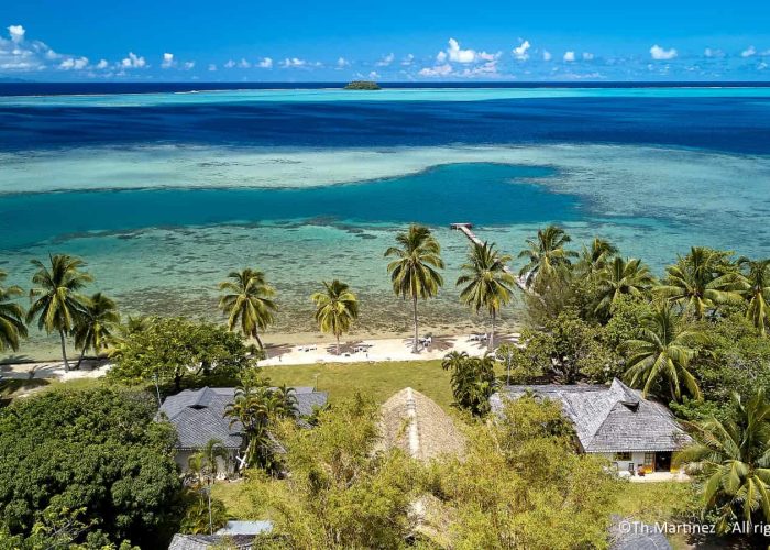 Pension Atiapiti à Raiatea. Vue aérienne général sur la pension, la plage et le lagon de Raiatea.