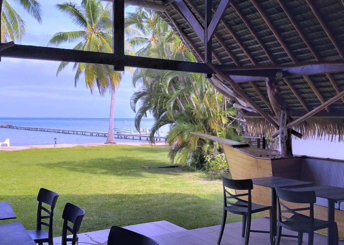 Pension Atiapiti à Raiatea. Restaurant ouvert sur l'extérieur avec vue sur le lagon et le ponton.