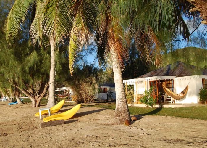 Pension Atiapiti à Raiatea - vue sur la plage et le bungalow plage. transat et hamac.