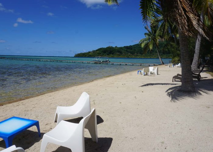 Pension Atiapiti à Raiatea. Plage avec mobilier et ponton de la pension.