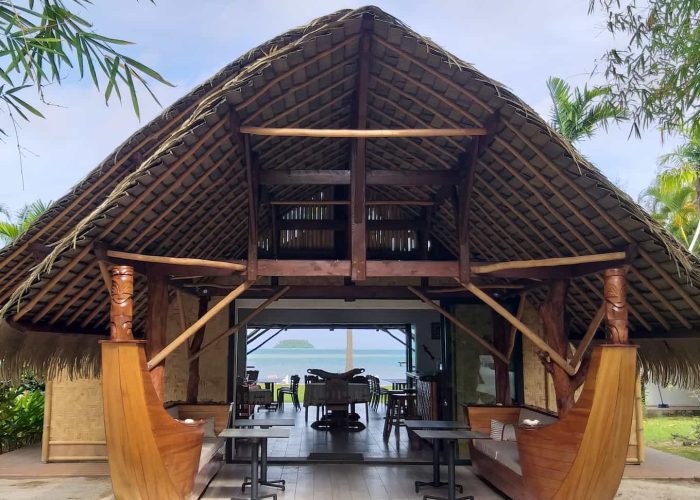 Pension Atiapiti à Raiatea - vue sur l'entrée du restaurant en forme de géante pirogue en bois.