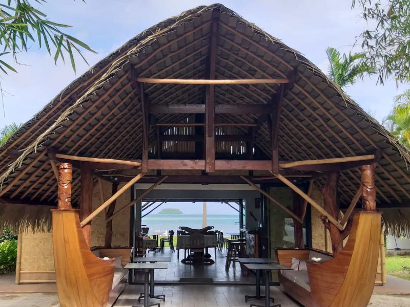 Pension Atiapiti à Raiatea - vue sur l'entrée du restaurant en forme de géante pirogue en bois.