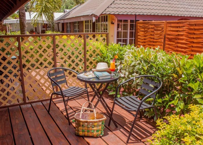 Pension Villa Ixora à Raiatea - terrasse d'un. bungalow jardin
