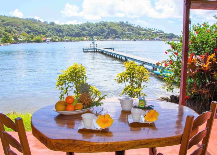 Pension Villa Ixora à Raiatea. Terrasse de la Maison Vue Mer, avec vue sur le ponton.