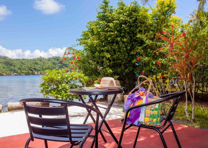 Pension Villa Ixora à Raiatea. Terrasse de la Maison Vue Mer, avec table et chaises.