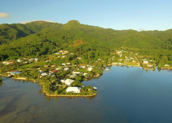 Pension Villa Ixora à Raiatea. Vue aérienne général sur la pension, la baie et la montagne de Raiatea.