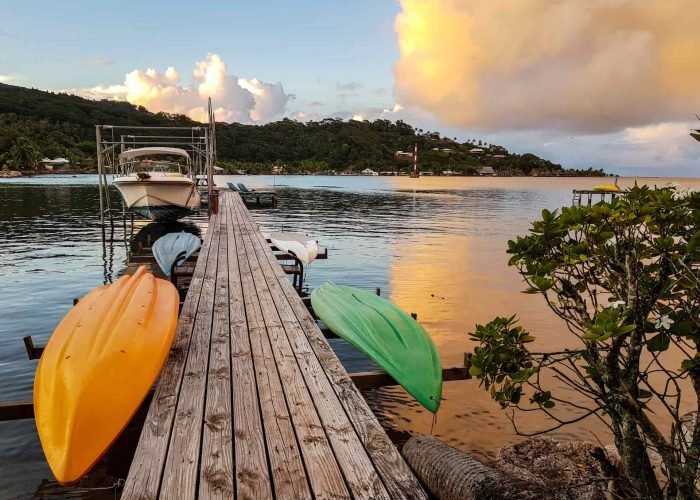 Pension Villa Ixora à Raiatea. Ponton et Kayaks au coucher du soleil.