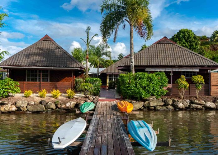 Pension Villa Ixora à Raiatea. Vue depuis le ponton sur la pension, avec kayaks de part et d'autre.