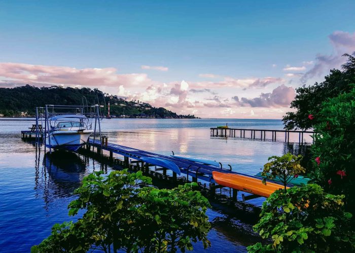 Pension Villa Ixora à Raiatea. Vue sur le ponton de la pension au coucher du soleil.