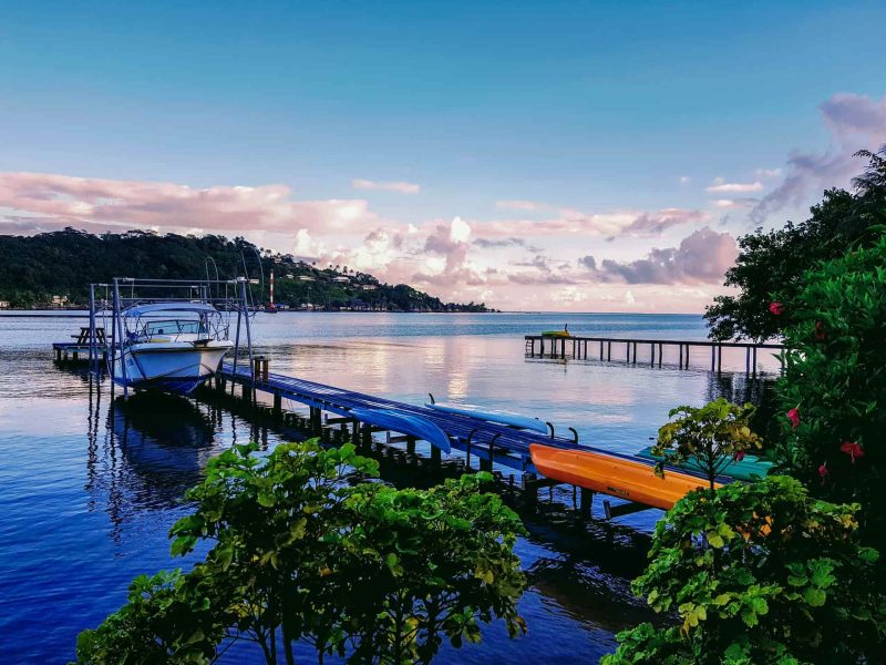 Pension Villa Ixora à Raiatea. Vue sur le ponton de la pension au coucher du soleil.