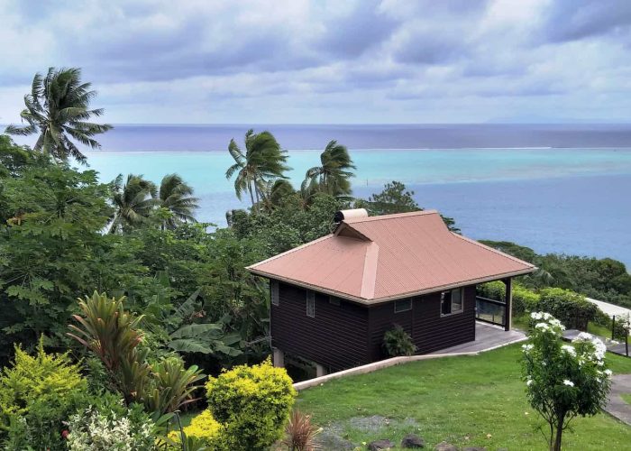 Pension Villa Tonoi à Raiatea. Vue depuis le haut de la pension sur un bungalow, le lagon de Raiatea et motu.