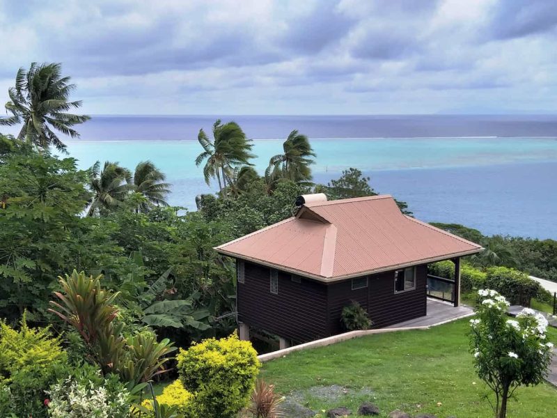 Pension Villa Tonoi à Raiatea. Vue depuis le haut de la pension sur un bungalow, le lagon de Raiatea et motu.