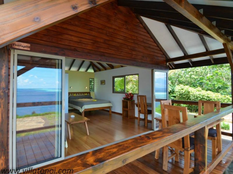 Pension Villa Tonoi. Vue sur la terrasse et l'intérieur d'un bungalow.