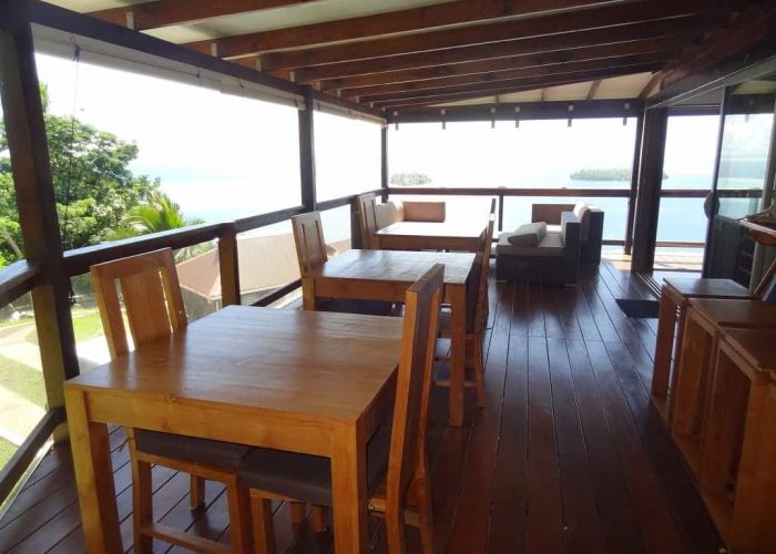 Pension Villa Tonoi à Raiatea. Espace restaurant extérieur pour le petit déjeuner.