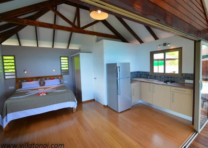 Pension Villa Tonoi à Raiatea. Intérieur d'un Bungalow avec Kitchenette.