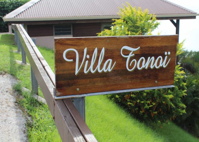 Pension Villa Tonoi à Raiatea. Panneau d'accueil en bois.