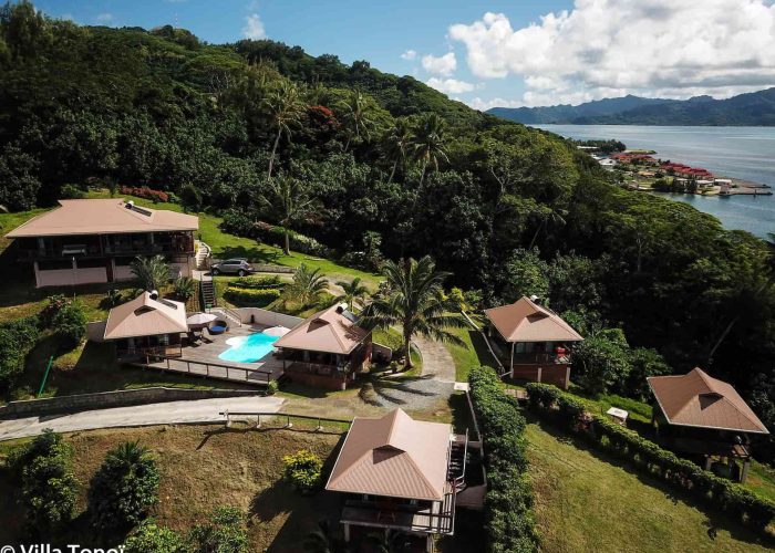 Pension Villa Tonoi à Raiatea. Vue sur la piscine surplombant le lagon de Raiatea.