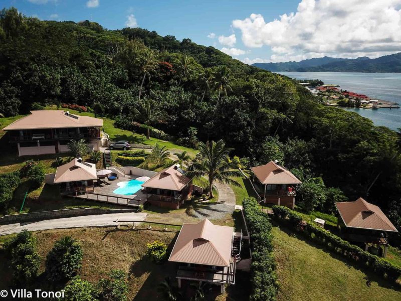 Pension Villa Tonoi à Raiatea. Vue sur la piscine surplombant le lagon de Raiatea.