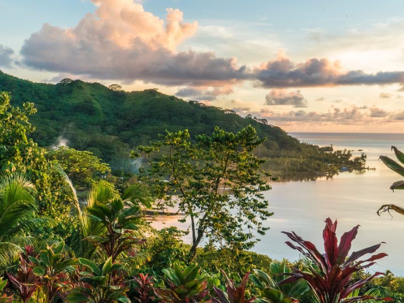 Vue du lagon et de la montagne de Raiatea au couché du soleil