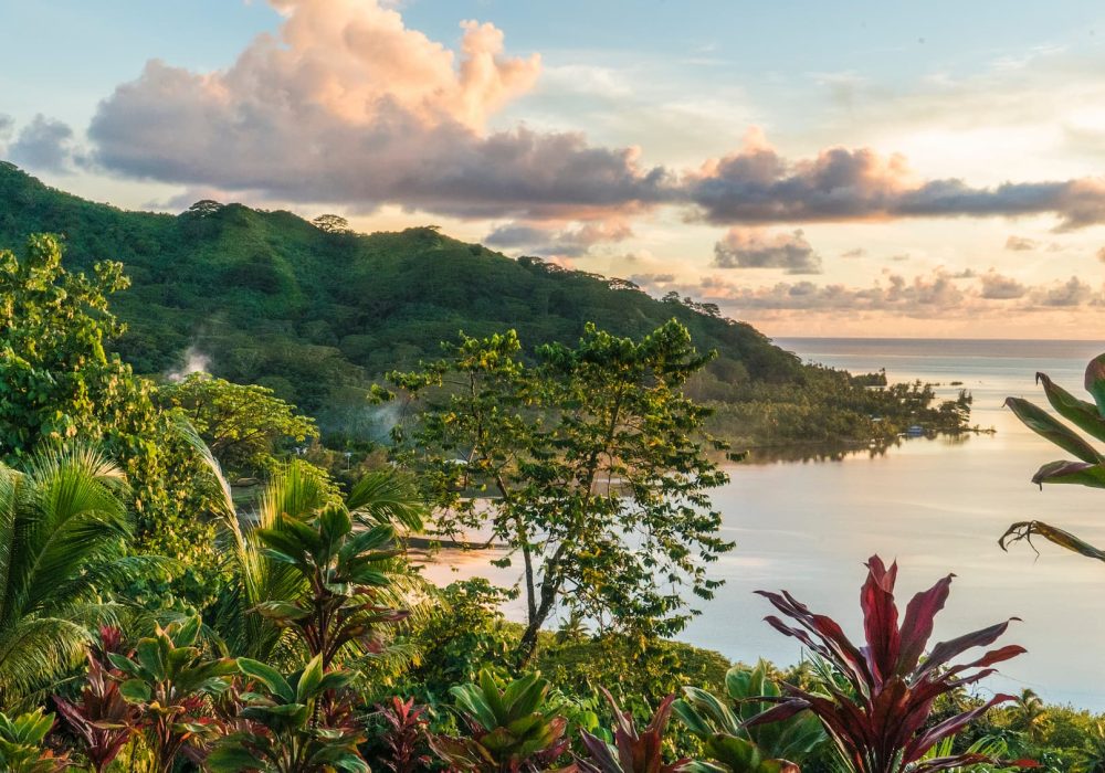 Vue du lagon et de la montagne de Raiatea au couché du soleil