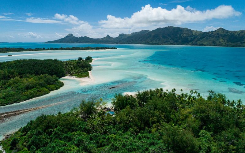 vue aérienne sur le lagon et les montagne de Raivavae dans l'archipel des Australes en Polynésie française