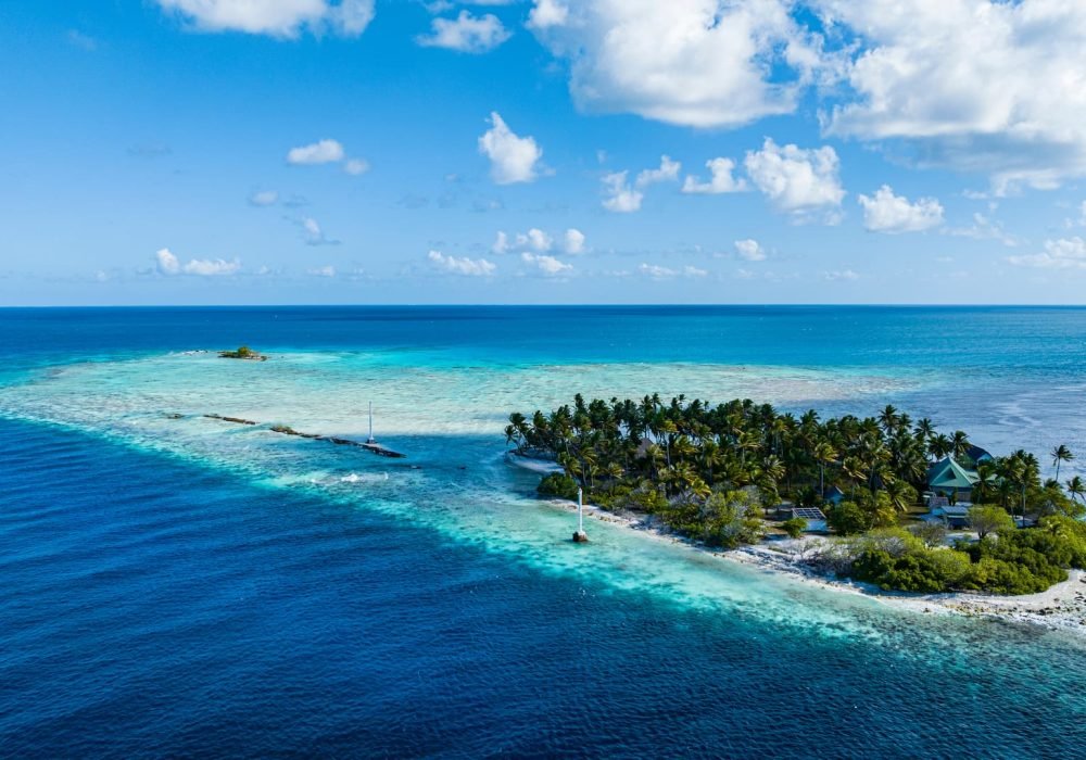 vue aérienne sur un motu à Rangiroa. océan et lagon turquoise