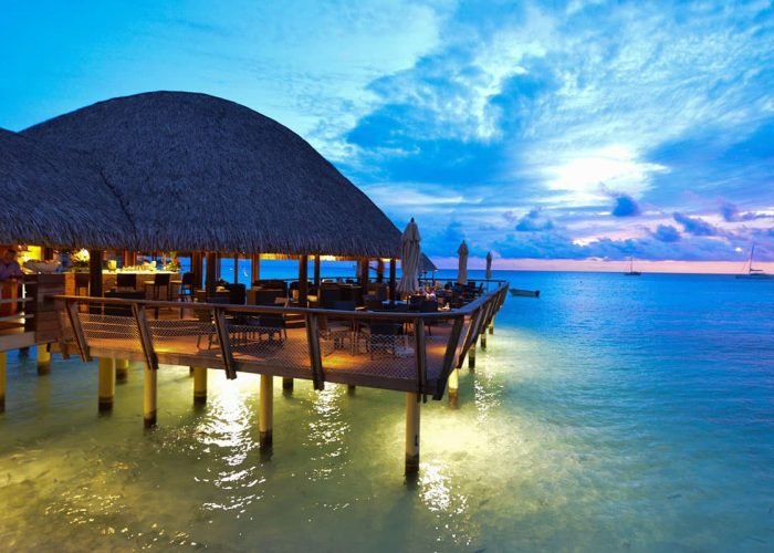 Hôtel Kia Ora Resort & Spa 4* à Rangiroa – Intérieur du MikiHôtel Kia Ora Resort & Spa 4* à Rangiroa – Extérieur du Miki Miki Bar au coucher du soleil.