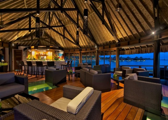 Hôtel Kia Ora Resort & Spa 4* à Rangiroa – Intérieur du Miki Miki Bar en soirée.