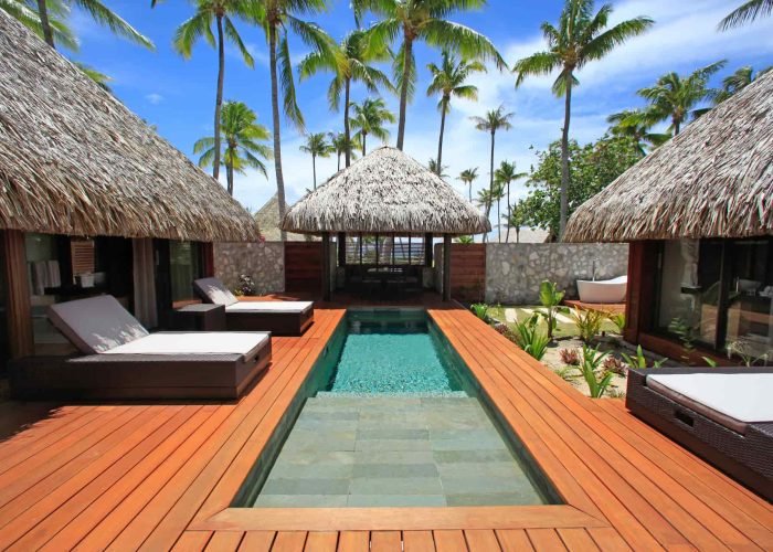 Hôtel Kia Ora Resort & Spa 4* à Rangiroa – Extérieur d'une Suite Famille avec piscine privée.