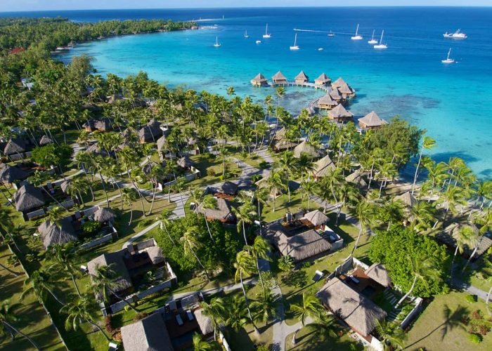 Hôtel Kia Ora Resort & Spa 4* à Rangiroa – Vue aérienne sur l'hôtel et le lagon.