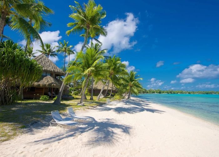 Hôtel Kia Ora Resort & Spa 4* à Rangiroa – Plage, cocotiers et lagon.