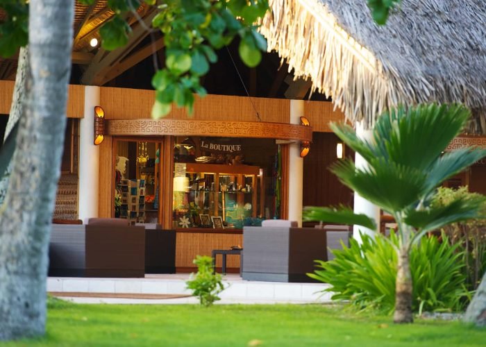 Hôtel Kia Ora Resort & Spa 4* à Rangiroa – Intérieur du MikiHôtel Kia Ora Resort & Spa 4* à Rangiroa – Entrée de la boutique de souvenirs.
