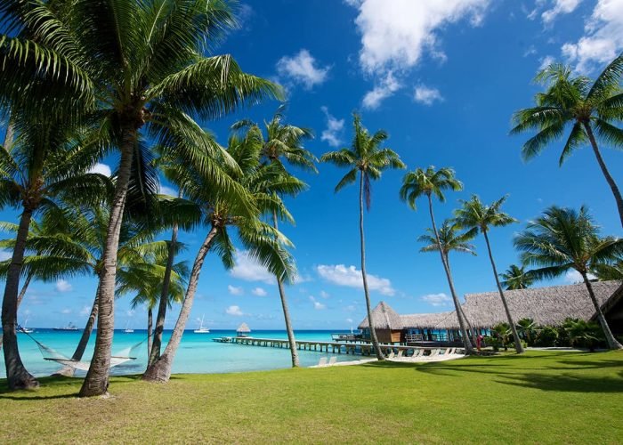 Hôtel Kia Ora 4* à Rangiroa - vue sur la plage, le lagon et le ponton.
