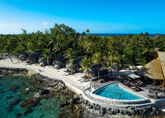 Hôtel Maitai Rangiroa 3* - Vue aérienne sur l'hôtel, la piscine, les bungalows et le lagon.