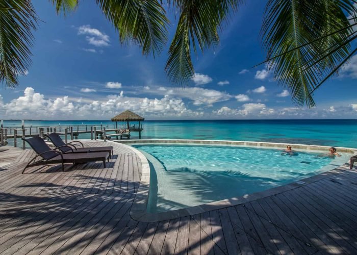hôtel maitai rangiroa 3* - piscine à débordement avec lagon et ponton en arrière plan