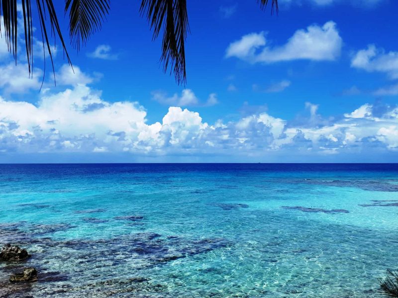 Pension Raira Lagon à Rangiroa. Vue sur le lagon et le platier de corail.