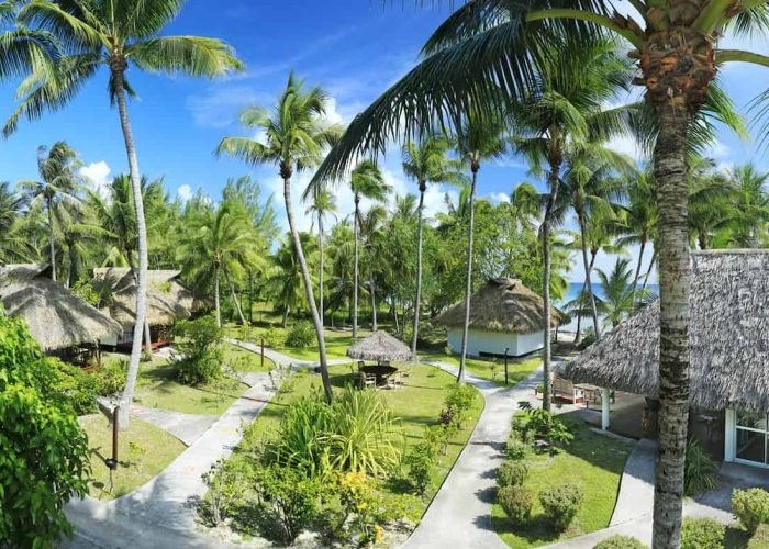 subtiles-tahiti-rangiroa-pension-raira-lagon-5©raira-lagon Pension Raira Lagon à Rangiroa. Vue aérienne sur le jardin de la pension, bungalows et cocotiers.