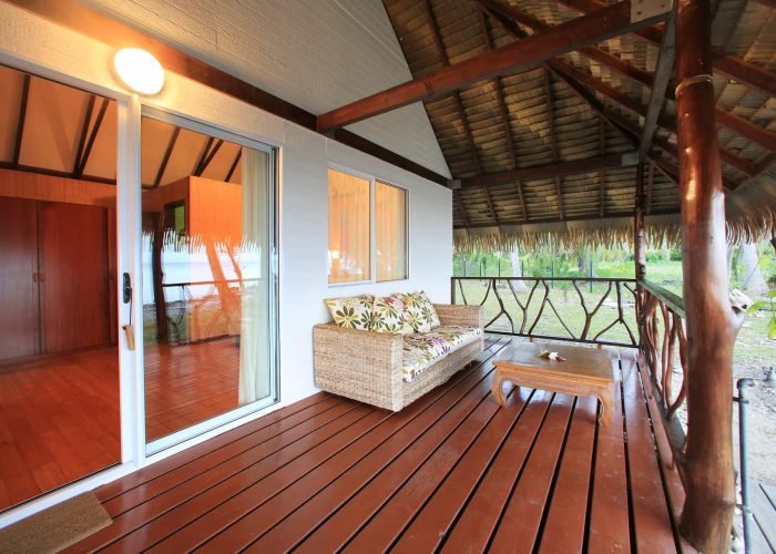 Pension Raira Lagon à Rangiroa - Terrasse d'u Bungalow Jardin.