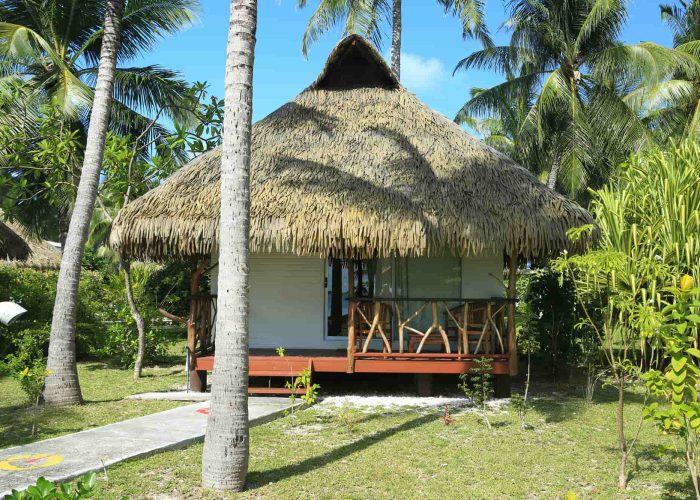 Pension Raira Lagon à Rangiroa - vue extérieure d'un bungalow jardin