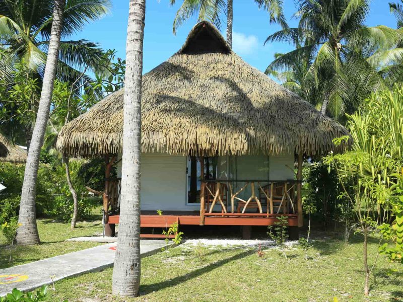 Pension Raira Lagon à Rangiroa - vue extérieure d'un bungalow jardin