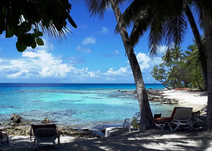 Pension Raira Lagon à Rangiroa. Vue sur la plage en soupe de corail et lagon turquoise