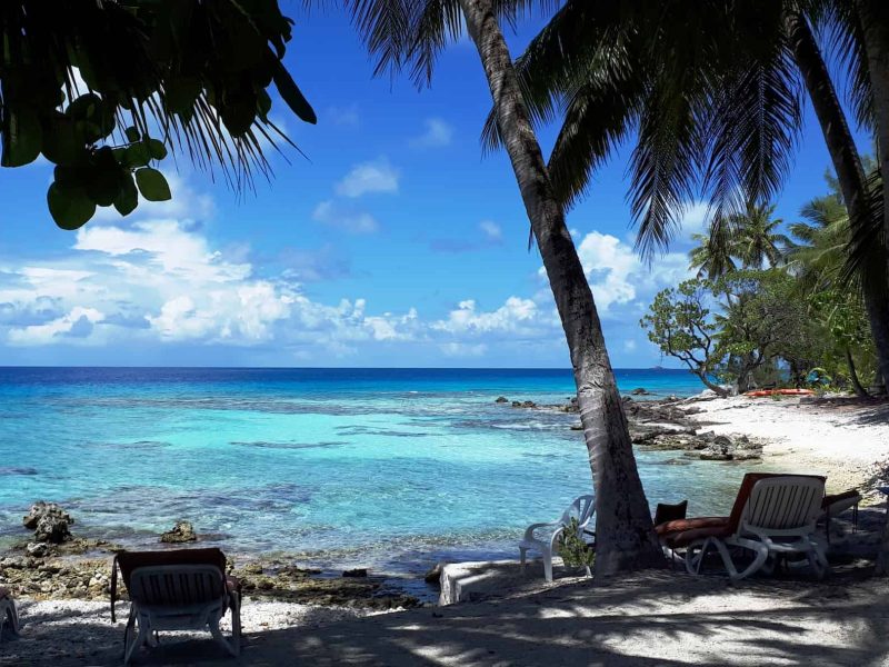 Pension Raira Lagon à Rangiroa. Vue sur la plage en soupe de corail et lagon turquoise