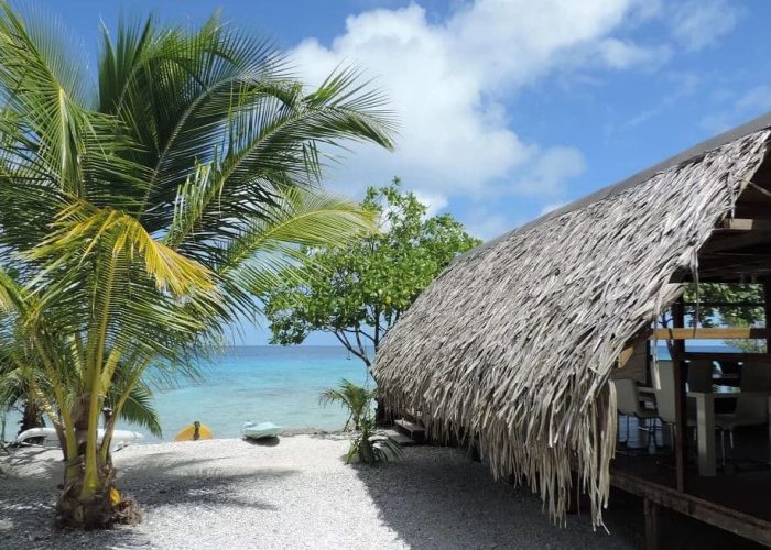 Pension Te Vahine Dream à Rangiroa - Plage de corail, restaurant et lagon en arrière plan.