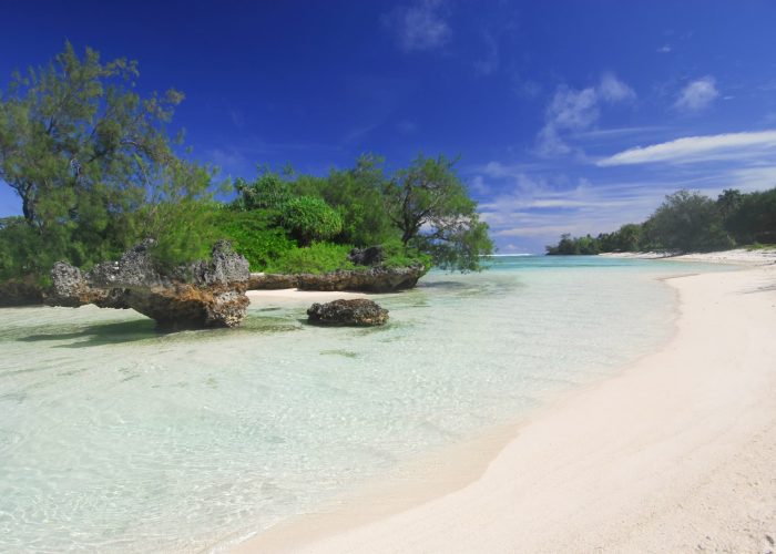 Plage et lagon avec roche volcanique à Rimatara aux îles Australes