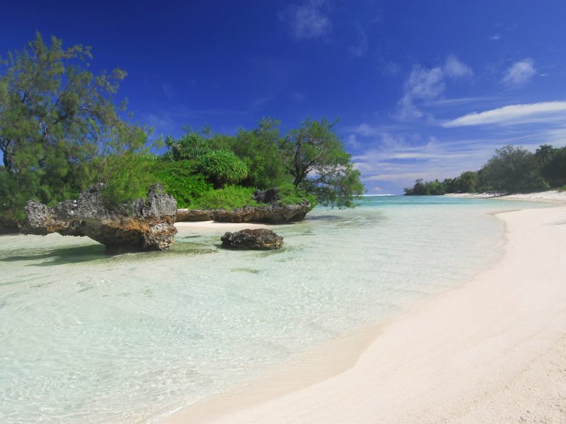 Plage et lagon avec roche volcanique à Rimatara aux îles Australes